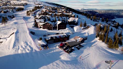 Filmischer-Blick-Auf-Eine-Skipiste-Im-Norwegischen-Norefjell-Gebirge