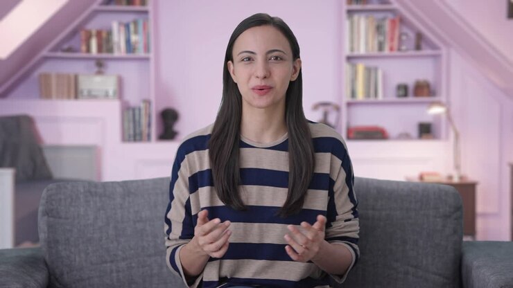 chica india feliz hablando con la cámara