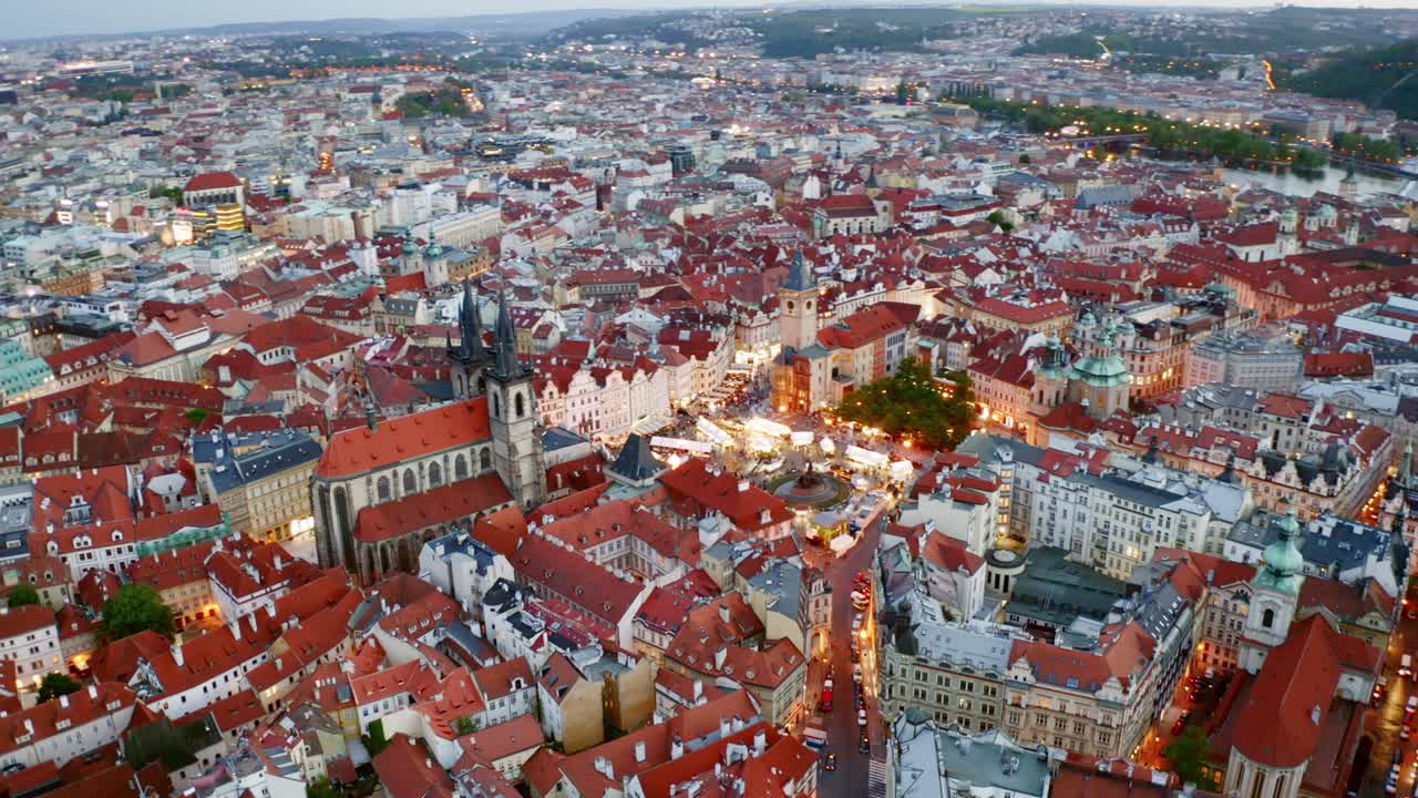 Ripresa aerea del panorama notturno di Praga.