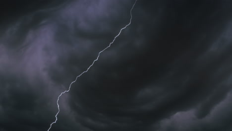 Iluminación-De-Nubes-De-Tormenta-En-El-Cielo-Por-La-Noche-Durante-Una-Tormenta