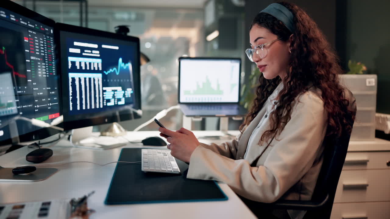 mujer de negocios trabajando en una oficina moderna
