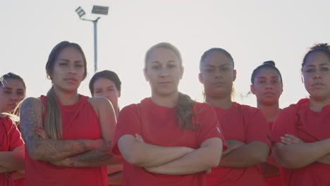 retrato de un equipo de fútbol femenino decidido en el campo de entrenamiento contra el sol abrasador