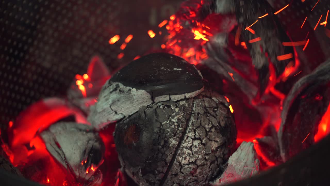 pan tostado en fuego abierto, hombre cubriendo pan con cáscara de coco, comida tradicional de las seychelles, mahe, seychelles 4k 24fps 002