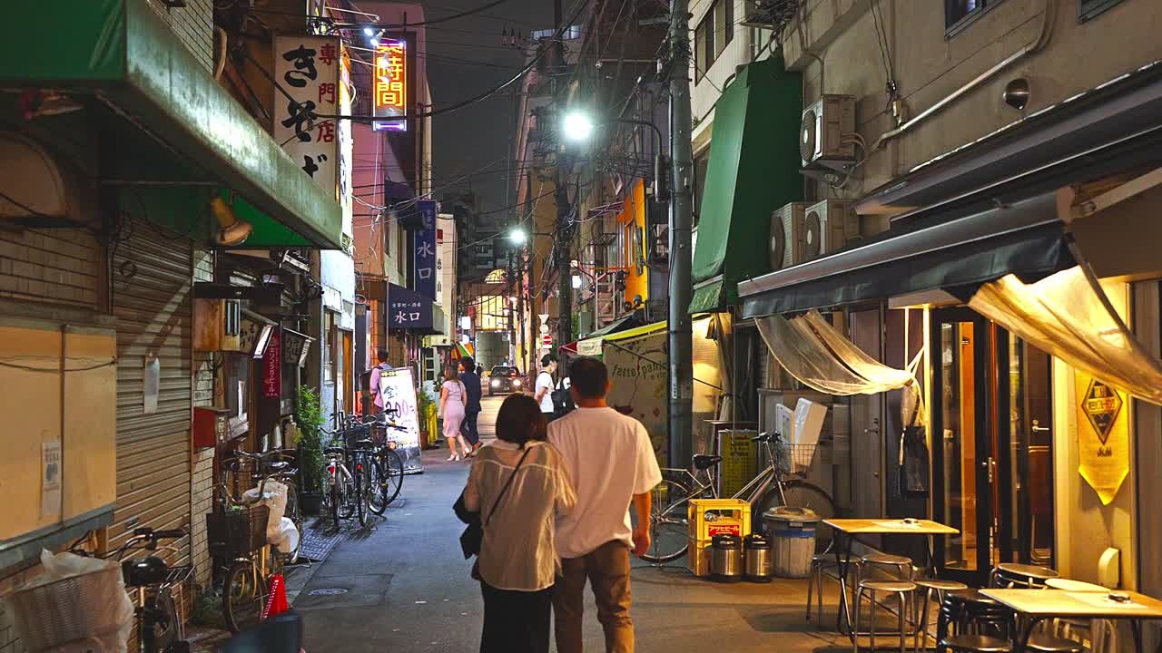 밤에 도쿄 시내 거리