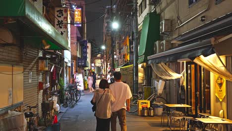 la calle del centro de tokio por la noche.