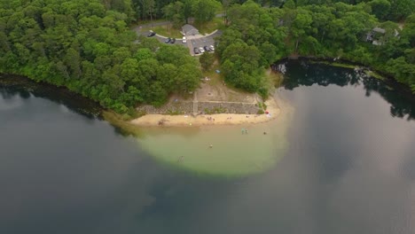 Touristen,-Die-Wochenendferien-An-Einem-Teich-Mitten-Im-Regenwald-Genießen