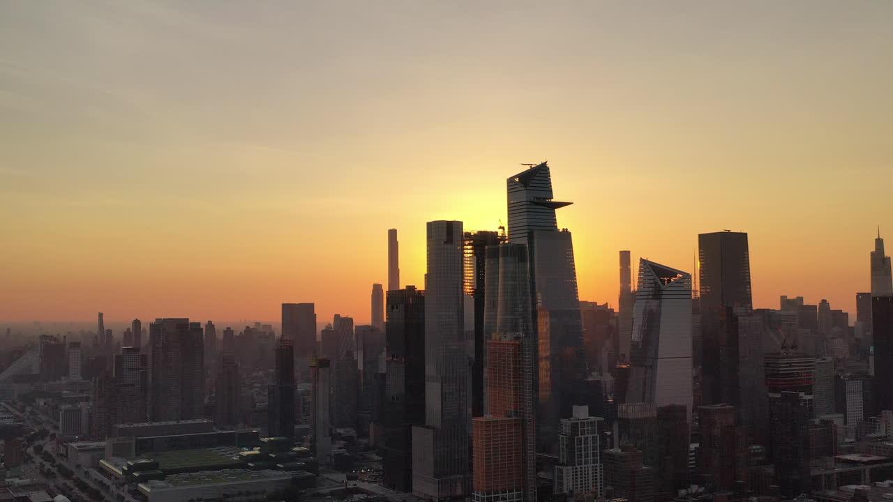 Vista aérea em ângulo elevado de Hudson Yards, Manhattan, ao nascer do sol em um dia claro