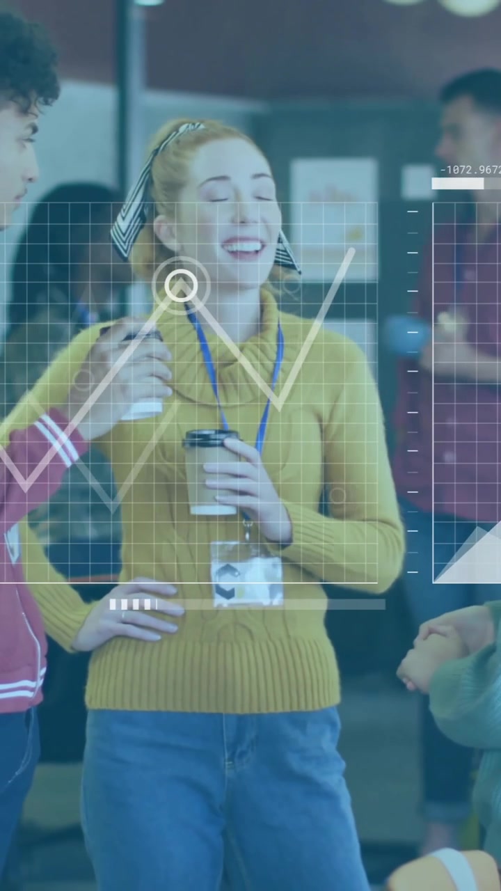 Animazione dell'elaborazione dei dati finanziari su diversi uomini d'affari in ufficio