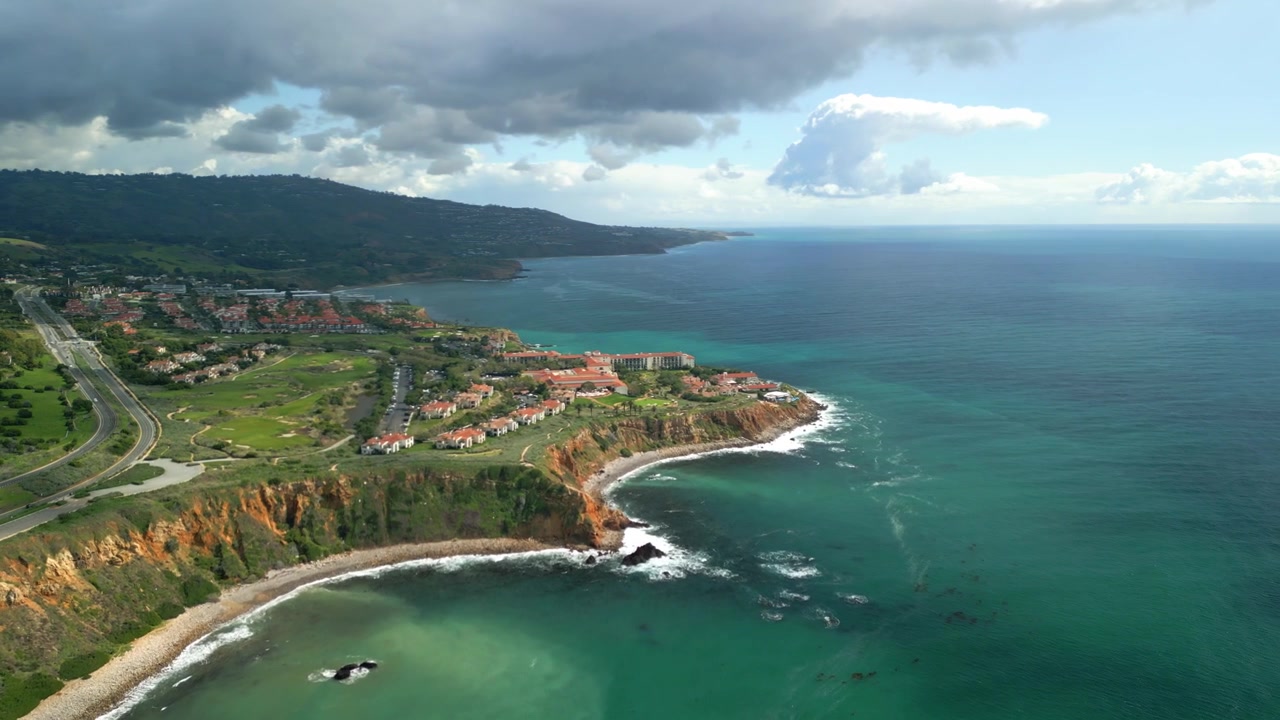 Riprese drone 4K delle scogliere di Palos Verdes nella California meridionale, con aspre scogliere costiere, costa rocciosa, viste sull'Oceano Pacifico, onde che si infrangono e paesaggi costieri aerei panoramici.