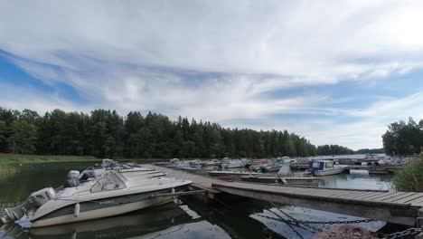 Lapso-De-Tiempo-De-Nubes-Rodando-En-El-Cielo-Sobre-Barcos-En-Un-Lago