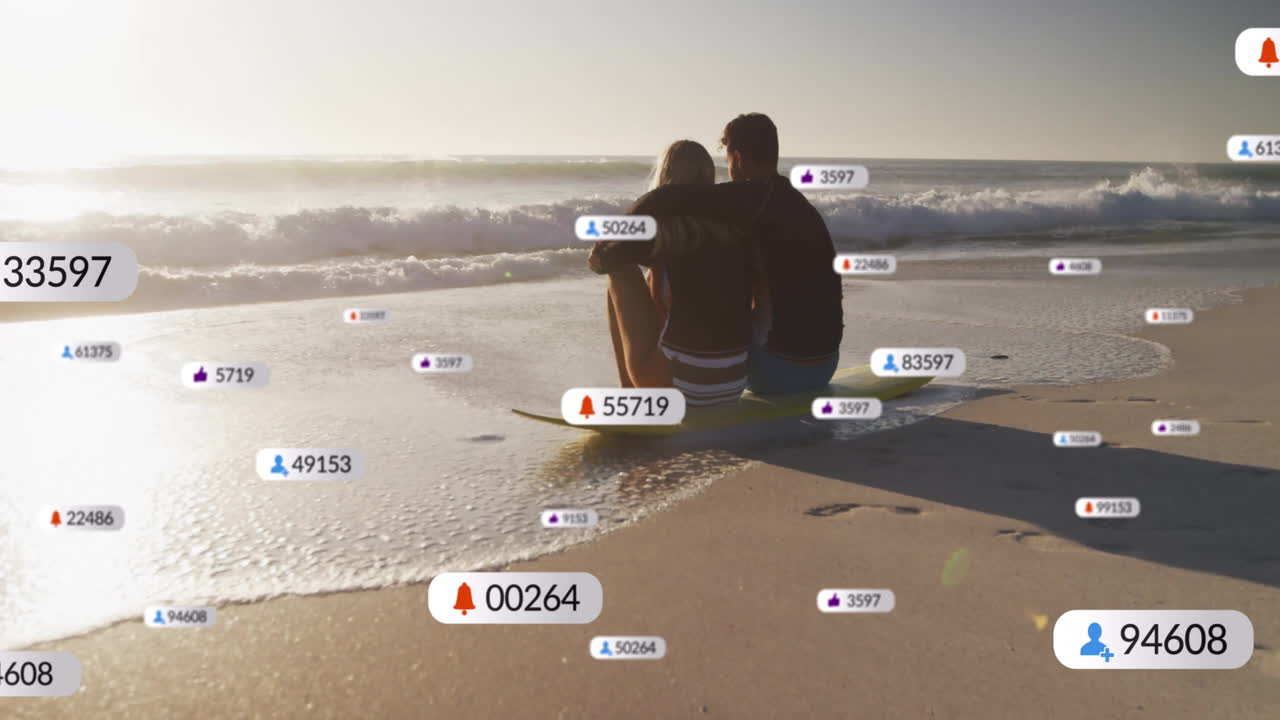 sentados en la playa, pareja rodeada de notificaciones de redes sociales animación