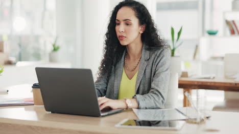 pensando, trabajando y una mujer escribiendo en un portátil