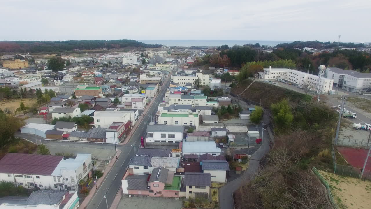 日本の福島にある沿岸の町の空撮。住宅地と都市景観