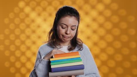 mujer malhumorada con una pila de novelas haciendo pulgares hacia abajo gestando con la mano