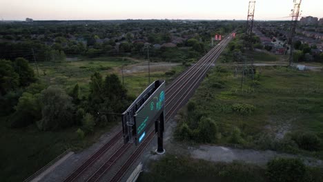 Um-Bahngleise-über-Der-Autobahn-Kreisen