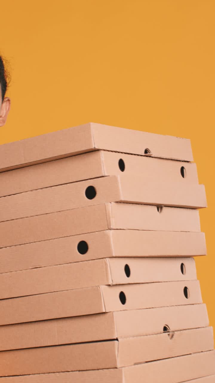 Pria Membawa Tumpukan Kotak Pizza dan Tas Pengiriman Makanan