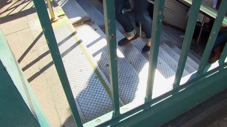 Scale affollate della metropolitana a New York City nell'ora di punta.