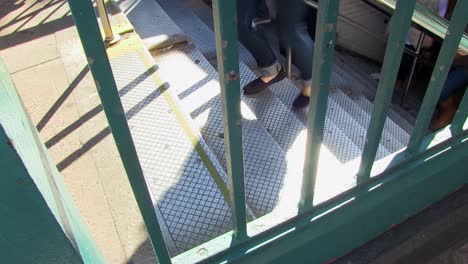 Escaleras-De-Metro-Llenas-De-Gente-En-La-Ciudad-De-Nueva-York-En-Hora-Punta