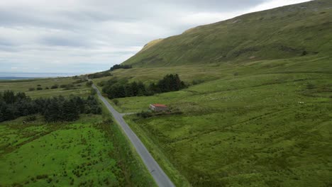 Drohnenschuss,-Der-Von-Glenniff-Horseshoe-Entlang-Der-Straße-Fliegt