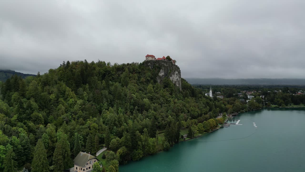 создание вида замка блед с грозовым небом на фоне словении беспилотный летательный аппарат 4k