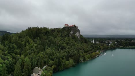 Establecimiento-De-Vista-Castillo-Sangrado-Con-Cielo-Tormentoso-En-Fondo-Eslovenia-Drone-Antena-4k