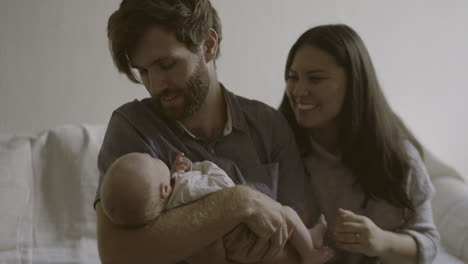 familia feliz con un bebé recién nacido