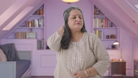 una anciana india confundida pensando