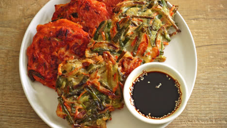 파전 또는 한국 팬케이크 및 한국 김치 팬케이크 또는 김치전 - 한국 전통 음식 스타일