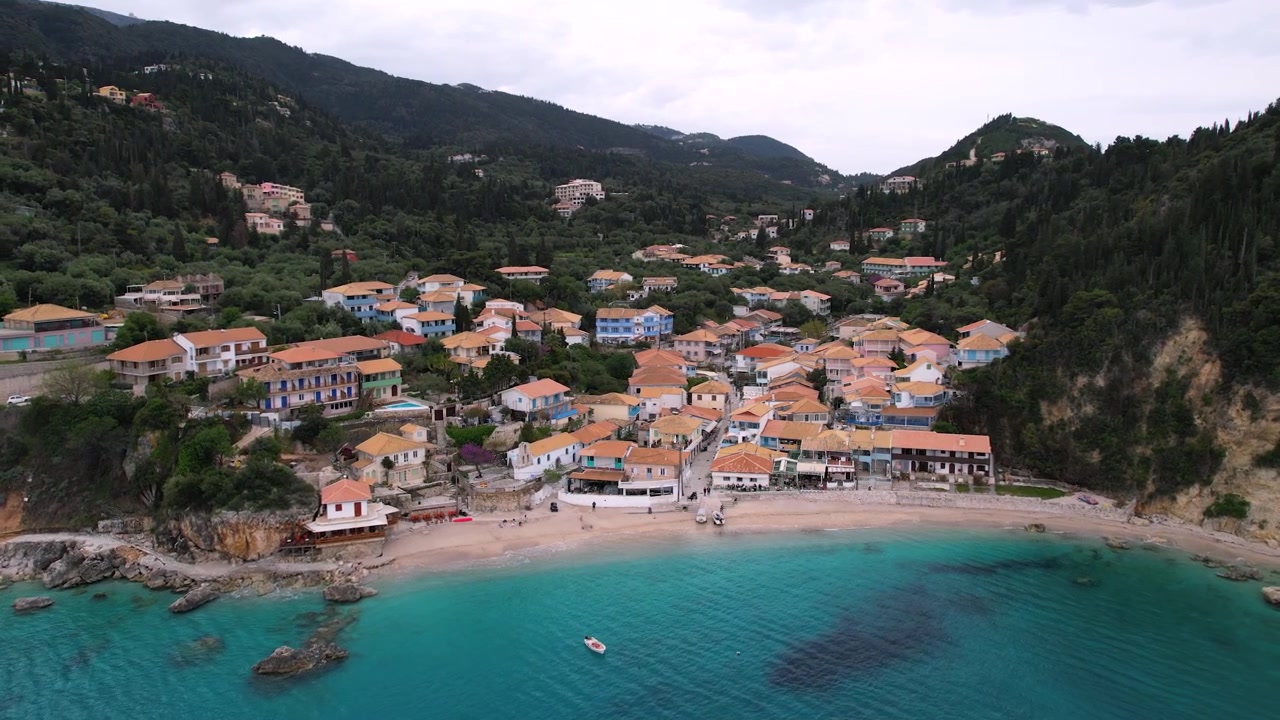 Vista panoramica aerea del villaggio costiero di Agios Nikitas nell'isola di Lefkada, Grecia, piccola città del Mar Ionio