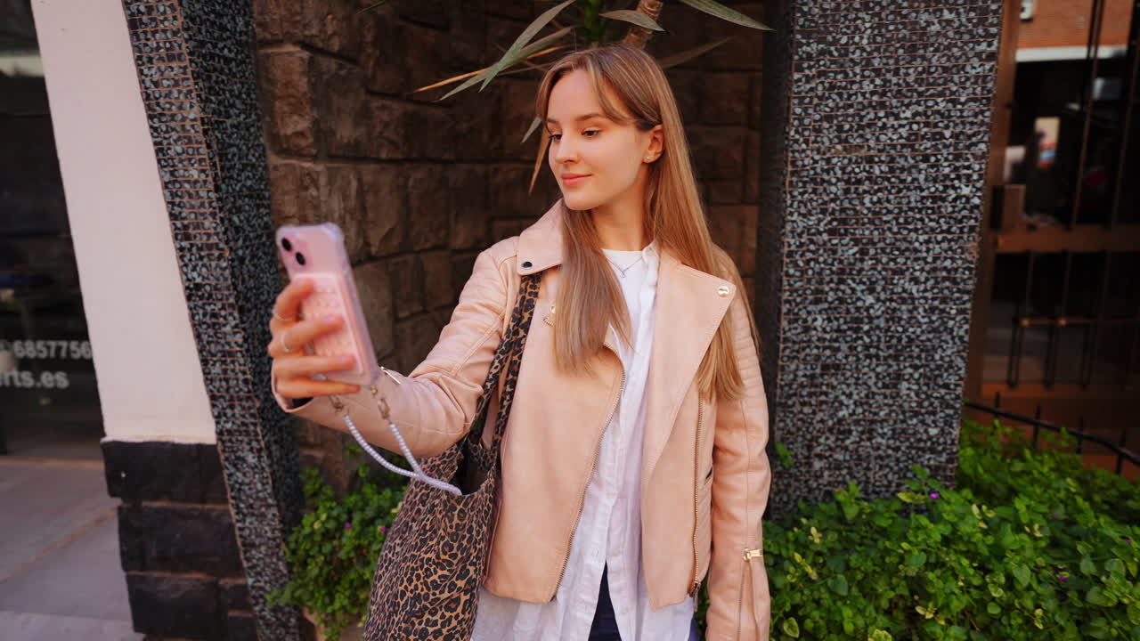 Giovane donna che si scatta un selfie all'aperto