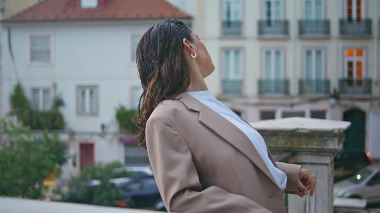chica urbana disfruta del fin de semana en la ciudad por la noche de cerca. hermosa mujer de negocios posando