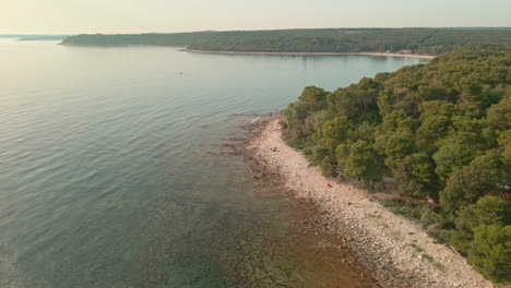 Vista-Aérea-Del-Idílico-Paisaje-Costero-En-Croacia