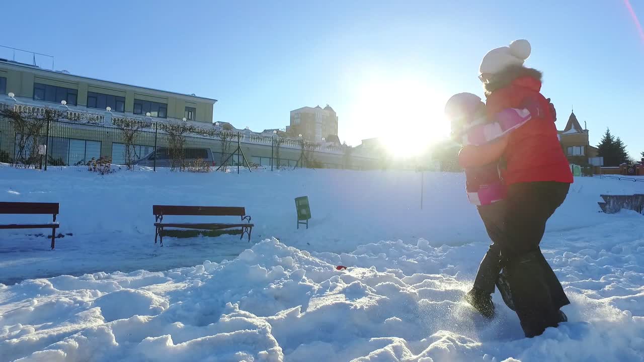 겨울 가족 휴가. 화창한 날씨에 가족 눈이 놀고 있습니다. 행복한 겨울 시간
