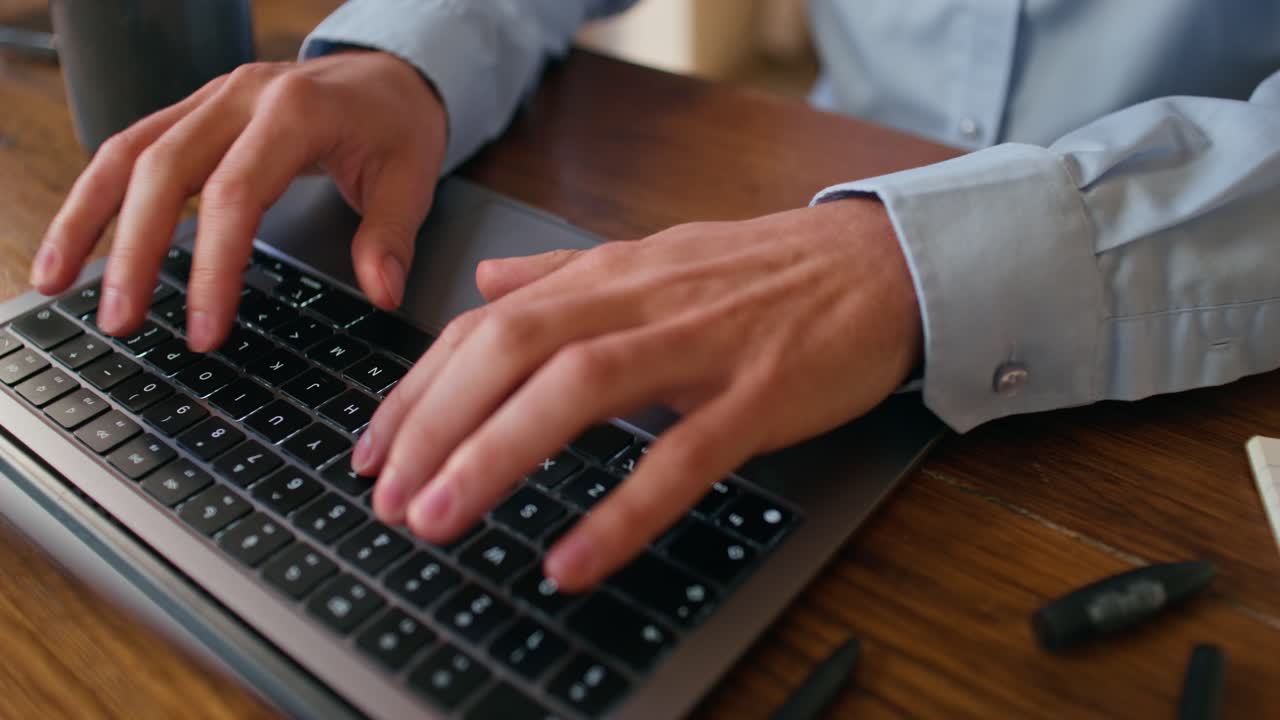 Persona escribiendo en la computadora portátil