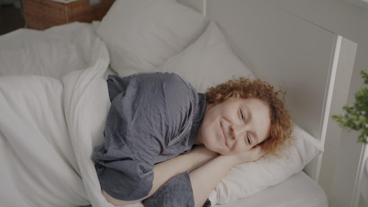 mujer despertando en la cama