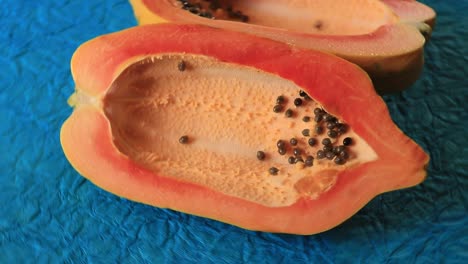 Geschnittene-Frische-Papaya-Auf-Blauem-Tisch