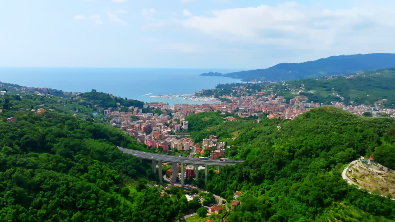 Ripresa aerea frontale della città di Rapallo, giornata estiva in Liguria, Italia