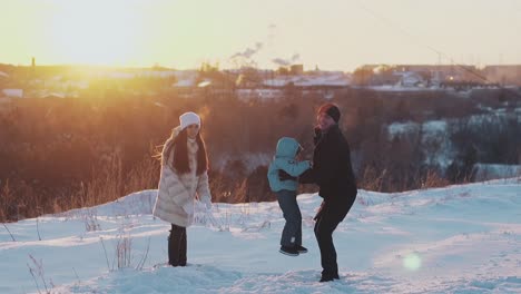 Familie-Unterhält-Sich-Auf-Weißem-Schneeboden-Vor-Verschwommenen-Dächern