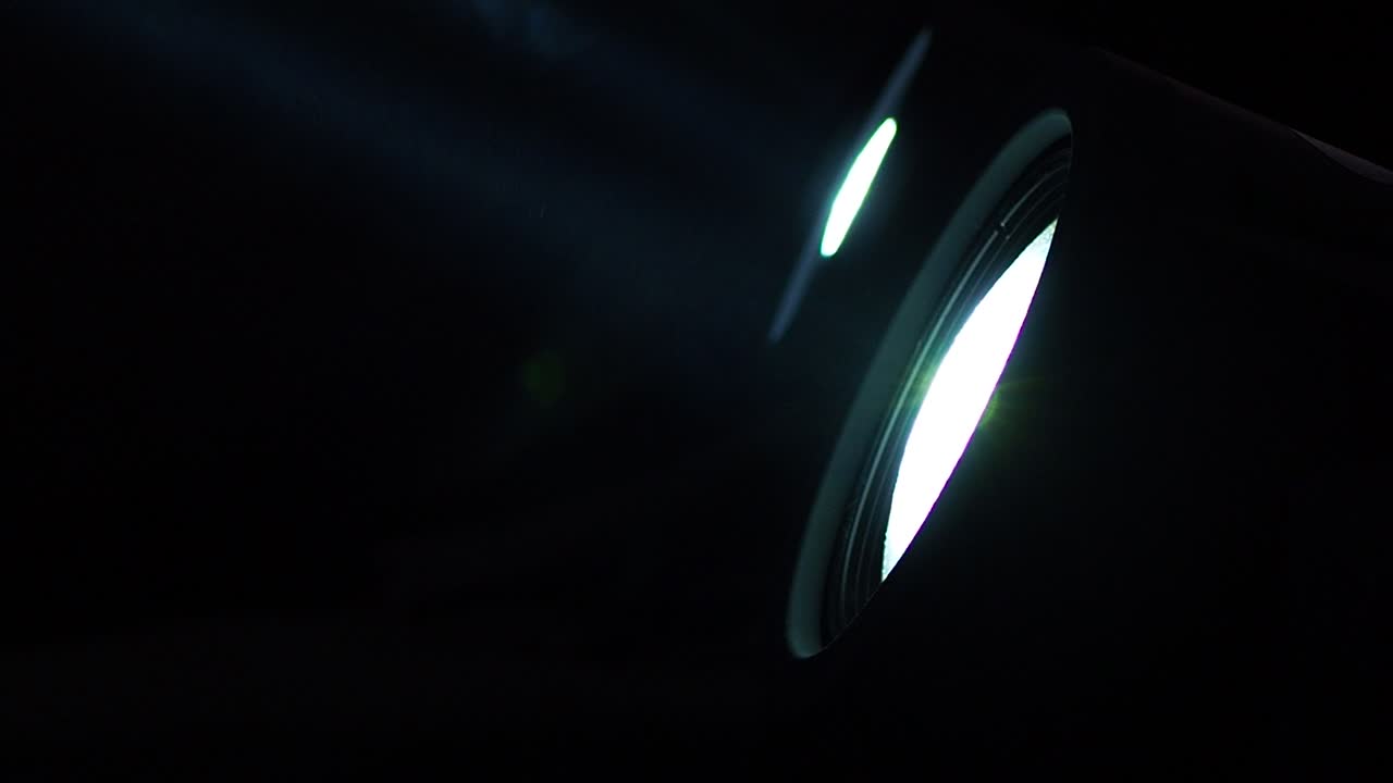 복사 공간이 있는 led 조명에서 광선이 비추는 흐린 연무의 생각 층을 형성하는 작은 공기 방울