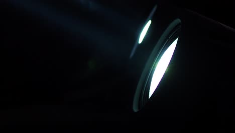 pequeñas gotas de aire que forman una capa de neblina nublada a través de la cual brilla un haz de luz de una luz led blanca, con espacio de copia
