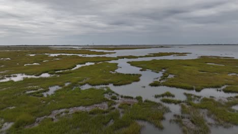 Una-Vista-Aérea-De-Baja-Altitud-Sobre-Las-Marismas-En-Hempstead,-Nueva-York,-En-Un-Día-Nublado-1