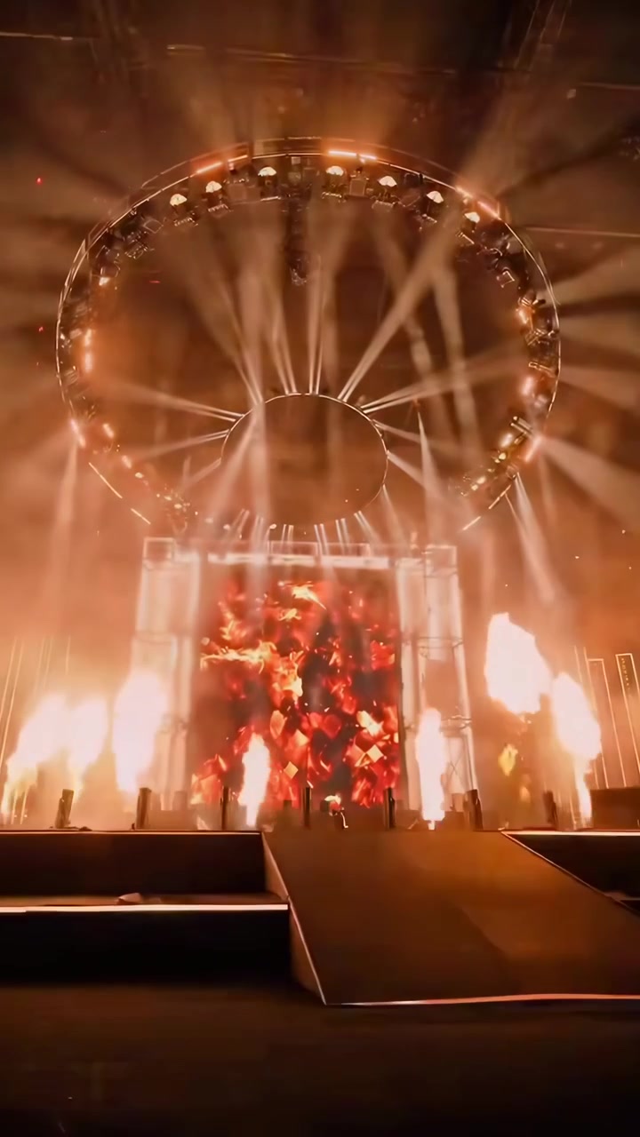Escenario de concierto dinámico con pirotecnia y espectáculo de luces