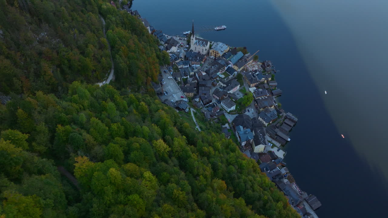 깊은 호수 의 바위 산 사이의 계곡에 있는 홀슈타트 (hallstatt) 의 아름다운 내려오는 공중 촬영