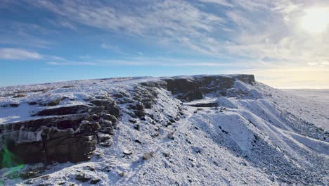 Wunderschöne-Winterlandschaft-In-Den-Bergen,-Mit-Felsigen-Klippen-Und-Bergrücken