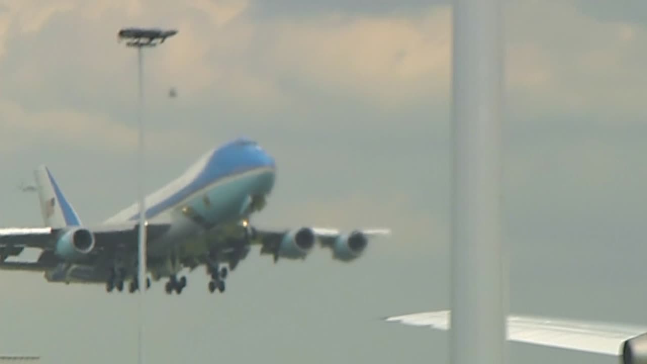 air force one despega y vuela contra un hermoso cielo nublado