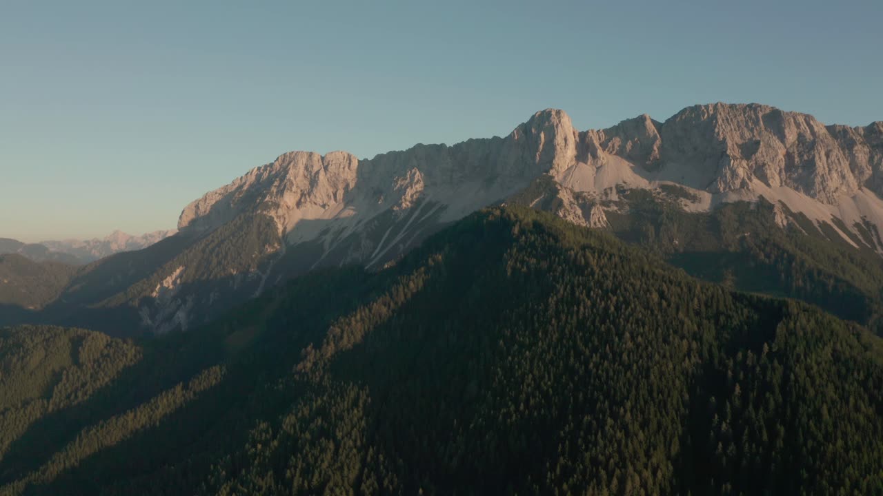 vista aérea del pueblo y el valle de zell pfarre sobre la cordillera del bosque, frontera con eslovenia