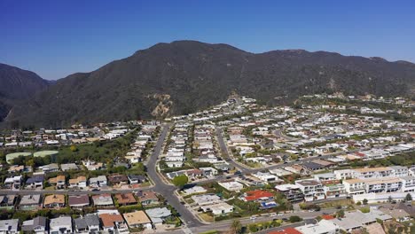 Super-wide-reverse-pullback-aerial-shot-of-houses-on-the-bluffs-above-Malibu,-California