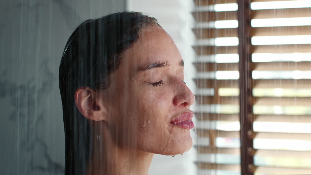 샤워실에서 휴식을 취하는 여자