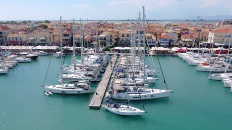 Drohnenansicht-Von-Booten-Im-Hafen-Von-Lefkada