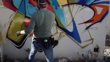 artista de graffiti pintando con spray de aerosol 4k